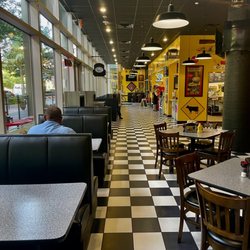 East Bay Deli - Columbia - Interior dining area