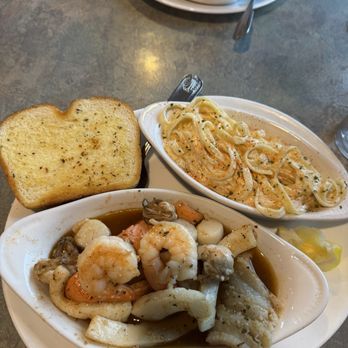 Drop Anchor Seafood & Grill - Combination plate with side upgraded to Alfredo. - Seafood Near Me - Long Beach, Washington Drop Anchor Seafood & Grill - Combination plate with side upgraded to Alfredo. - Seafood Near Me - Long Beach, Washington