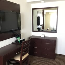 Ejecutivo Express - Hotel - 32-in LCD TV, Desk, and Drawers