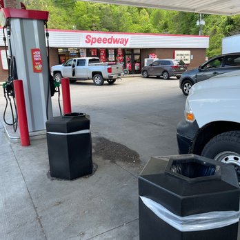Speedway - a gas station with a truck parked in the background - Convenience Stores Near Me - Pikeville, Kentucky