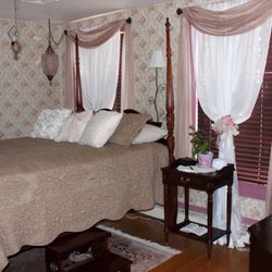 Carriage Stop Bed & Breakfast - Honeymoon Haven queen bed