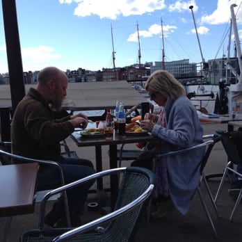 Royal Marine - Patrons enjoying Royal Marines specialty - Seafood Near Me - Oslo, 03