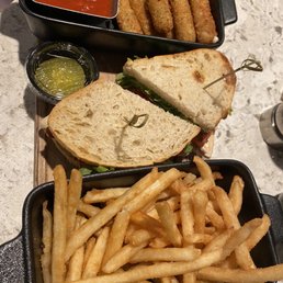 MOZZARELLA STICKS CHICKEN AND BACON SANDWICH