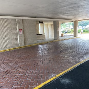 Radisson Hotel Philadelphia Northeast - The pick up and drop off area. - Hotels Near Me - Trevose, Pennsylvania