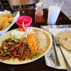 Taqueria Los Rodriguez - Steak fajita with horchata drink