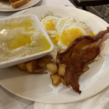 Debi's Restaurant - American Near Me - Savannah, Georgia