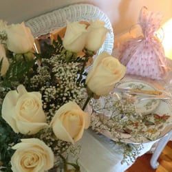 The Conch Inn - Anniversary/birthday pkg.
Dozen roses, champagne, Teramisu
Anniversary pkg