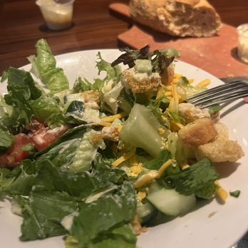 LongHorn Steakhouse - Green salad is plentiful and perfectly palatable - Steakhouses Near Me - Niagara Falls, New York