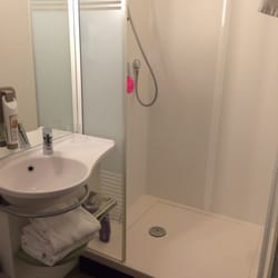 Ibis Budget - Es gibt kein Bad. Die Dusche ist direkt im Raum und das Waschbecken neben dem Bett.  Und: die Toilette hat keine Toilettenbürste.
