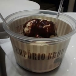 Empório Brownie - Brownie de chocolate crocante com sorvete de creme.