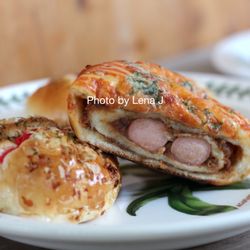Garlic Hot Dog Bun ($3)