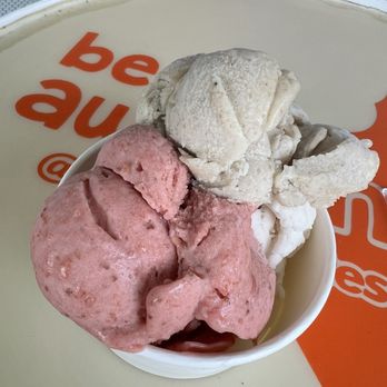 Awesome Bites Co - Strawberry, caramelized banana, and vanilla ice cream flight. - Ice Cream & Frozen Yogurt Near Me - Houston, Texas Awesome Bites Co - Strawberry, caramelized banana, and vanilla ice cream flight. - Ice Cream & Frozen Yogurt Near Me - Houston, Texas