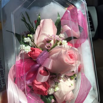 Sweet Leilani Flower Shop - Multi pink rose wristlet - Floral Designers Near Me Sweet Leilani Flower Shop - Multi pink rose wristlet - Floral Designers Near Me