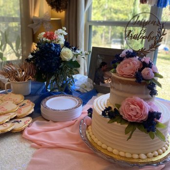Petalz By Annie - Centerpiece on table by cake - Florists Near Me - Livingston, Texas Petalz By Annie - Centerpiece on table by cake - Florists Near Me - Livingston, Texas