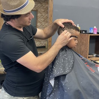 Legend Barber - Meno doing his craft - Barbers Near Me - Fairfax, Virginia