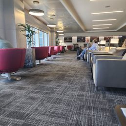 Not crowded, lots of comfy chairs Not crowded, lots of comfy chairs