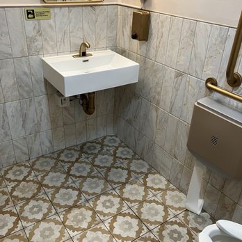 Tiffany's Bar and Bistro - Even the bathroom was beautiful - Breakfast & Brunch Near Me - Washington, DC, District of Columbia