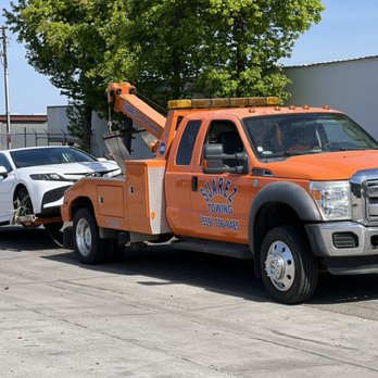 Suarez Towing - First car getting assistance - Towing Near Me Suarez Towing - First car getting assistance - Towing Near Me