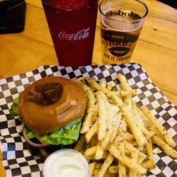 Boxseat Sports Grill - Keystone burger  and garlic fries