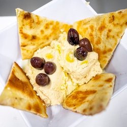 Yianni's Gyros - Hummus and pita