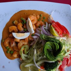 Sazón Nazca - Camarones y ensalada con aguacate