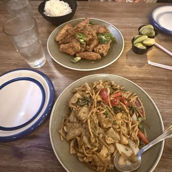 Gata Thai Cuisine - N3. Pad Kea Mao (Drunken Noodles) E6. E6. Chicken Wings Dinner - Thai Near Me - Henderson, Nevada
