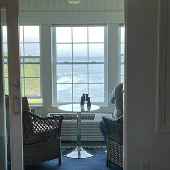 Island View Inn - Covered porch to sit and enjoy coffee in the morning or wine in the afternoon. - Hotels Near Me - Rockport, Maine Island View Inn - Covered porch to sit and enjoy coffee in the morning or wine in the afternoon. - Hotels Near Me - Rockport, Maine