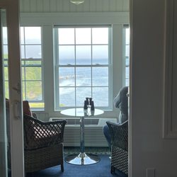 Island View Inn - Covered porch to sit and enjoy coffee in the morning or wine in the afternoon.