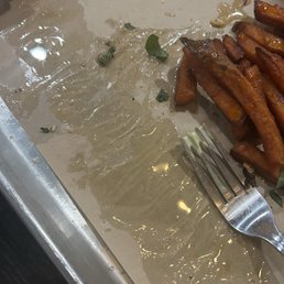 Residual oil from the Picanha sandwich with chimichurri
