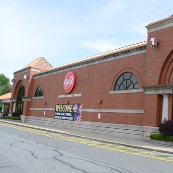 Big Y - the entrance - Grocery Near Me - Milford, Massachusetts