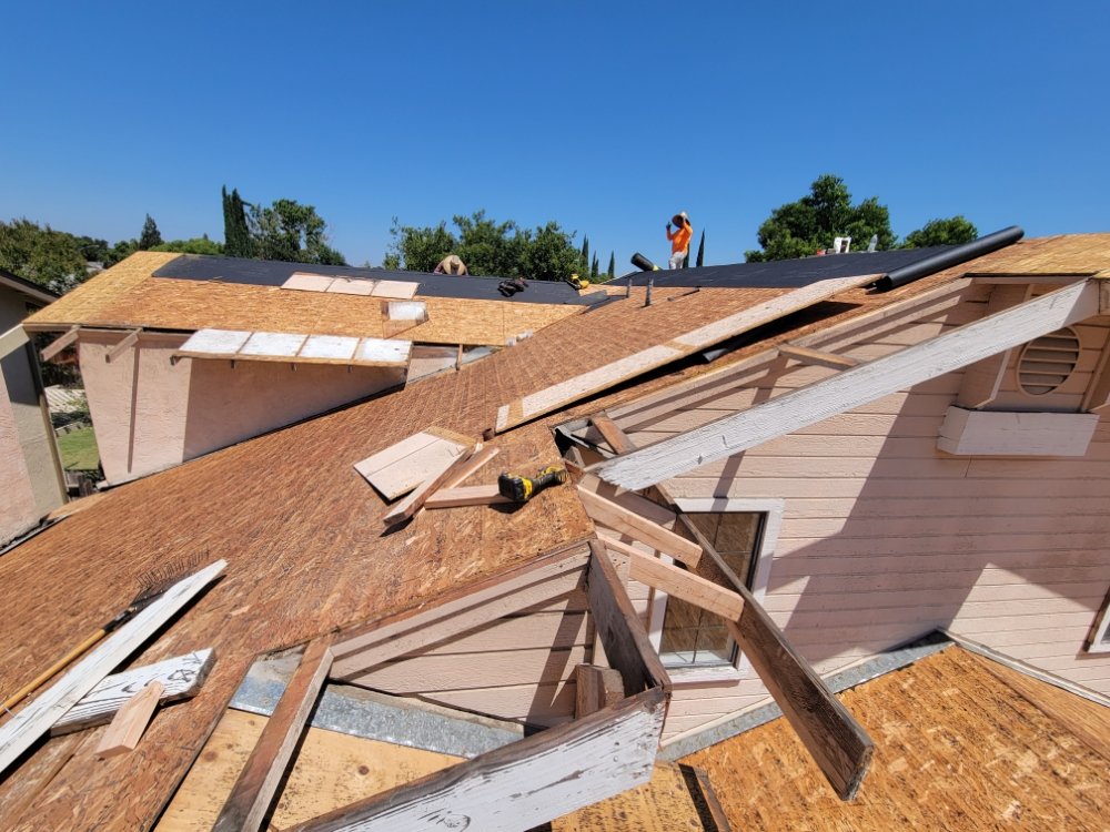 Slide of Gomez Diaz Roofing