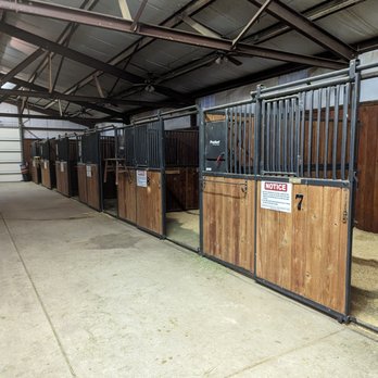 Lone Star Bed and Bale - Nice, insulated barn with roll up doors. - Horse Boarding Near Me - Claude, Texas Lone Star Bed and Bale - Nice, insulated barn with roll up doors. - Horse Boarding Near Me - Claude, Texas