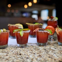 Mano's Restaurant & Lounge