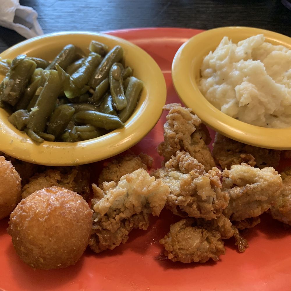 Darrell's Restaurant - Fried Oysters, sides green beans and mashed potatoes - Seafood Near Me - Manteo, North Carolina Darrell's Restaurant - Fried Oysters, sides green beans and mashed potatoes - Seafood Near Me - Manteo, North Carolina