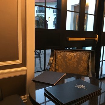 Braxton's Restaurant and Bar - Quiet spot in the corner - Canadian (New) Near Me - Saint Andrews, New Brunswick