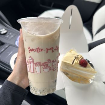 85°C Bakery Cafe-Anaheim - Zebra oolong milk tea & mango brûlée cake slice - Bakeries Near Me - Anaheim, California