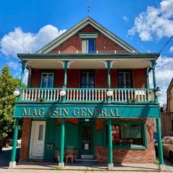 Magasin Général - La Quincaillerie Des Saveurs - Welcome to the Magasin Général! Our charming, historic building in Vieux-Terrebonne welcomes you for a unique shopping and dining experience