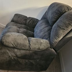 Ray's - Recliner to be junked