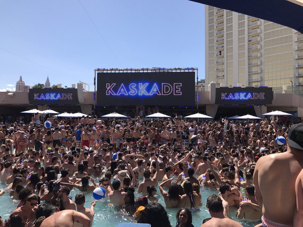 Wet Republic Ultra Pool 632 Photos 721 Reviews Swimming