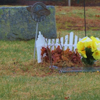 Oak Neck Cemetery - Some nice flowers - Funeral Services & Cemeteries Near Me - Barnstable, Massachusetts