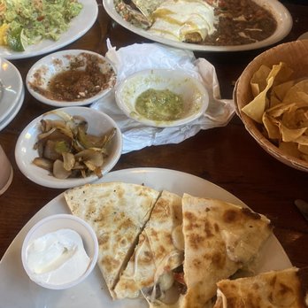 El Monumento - Beef Quesadilla, Chips and Salsa, Quesadillas, Guacamole and the Beef/Chicken Enchiladas with a Spicy Sour Cream Sauce. - Mexican Near Me - Georgetown, Texas El Monumento - Beef Quesadilla, Chips and Salsa, Quesadillas, Guacamole and the Beef/Chicken Enchiladas with a Spicy Sour Cream Sauce. - Mexican Near Me - Georgetown, Texas