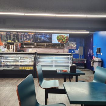 Gyro Hub & Mediterranean Grill - The dining room - Mediterranean Near Me - Dubuque, Iowa