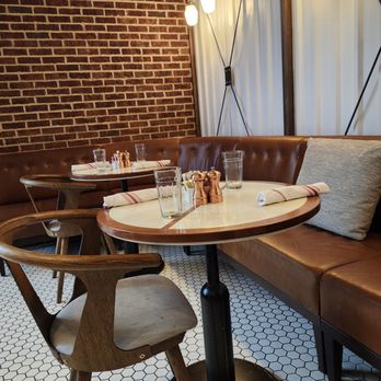 Rhett - Decor - Breakfast & Brunch Near Me - Savannah, Georgia