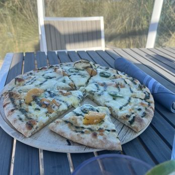 24 Coastal Grill - Georgia Peacha Pizza - Bars Near Me - Jekyll Island, Georgia