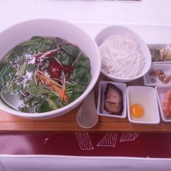 Do De Li - Over the bridge noodles Samsin, gemischt. Alle Zutaten in die heiße Brühe werfen.