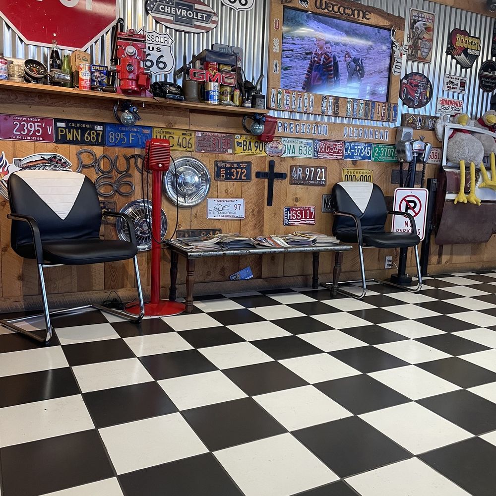 Waiting room if you want to wait for your car/truck/RV it's nice and comfortable. Waiting room if you want to wait for your car/truck/RV it's nice and comfortable.
