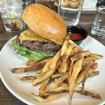 Thirsty Lion - Cheeseburger - American Near Me - Denver, Colorado