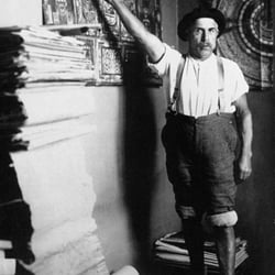 Adolf Wölfli-Stiftung - Atelier in der Klinik Waldau; links einige Hefte