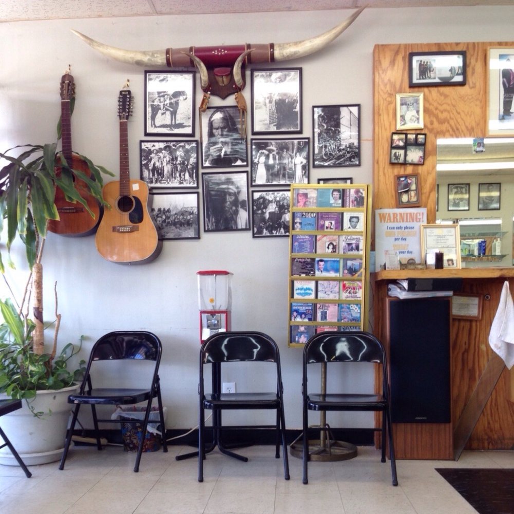 El Capricho Barber Shop - Awesome historical wall art - Barbers Near Me - Houston, Texas