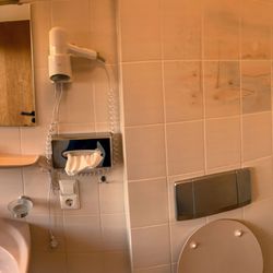 Hotel Erlenhof - Das Bad ist groß und sauber, hat aber schon ein paar Jahre hinter sich